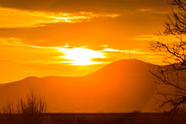 akşam günbatımı gökyüzü ve dağlar siluet 