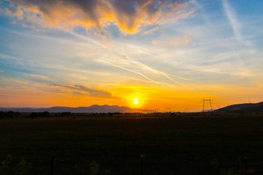 günbatımı gökyüzü güneş ve hills, arka plan kopya alanı ile 