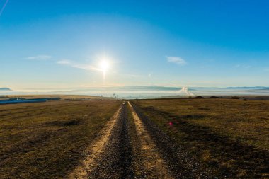 Gün batımı arka planda sonbahar alanı