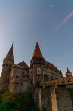Eski Corvinesti Kalesi gün batımı, Romanya.