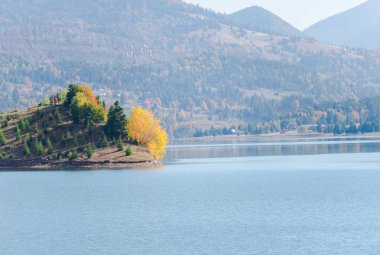 Sonbaharda dağların manzarası, Romanya.