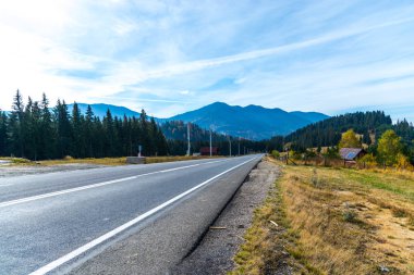 Romanya'da dağlar manzara ile dalgalı asfalt yol.