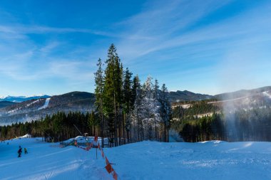 Romanya 'nın Clabucet kentinde kış kayak merkezi.