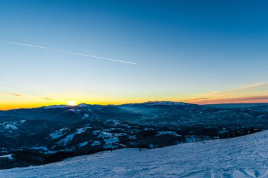karlı kış dağlar Romanya
