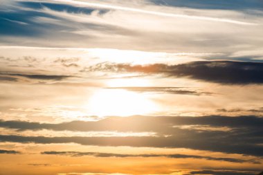 Gün batımı arka planı olan tepeler