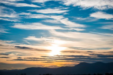 günbatımı gökyüzü bulutlar ile akşam 