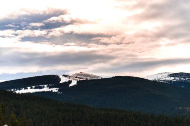 bulutlu gökyüzü ve dağlar, doğa kavramı 