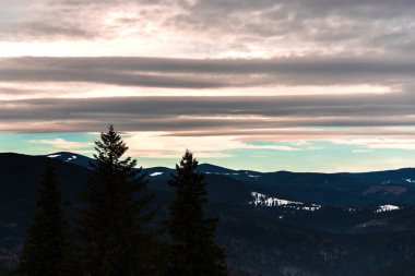 bulutlu gökyüzü ve dağlar, doğa kavramı 
