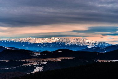 günbatımı gökyüzü ve dağlar, doğa kavramı 