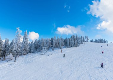 Romanya 'nın Clabucet kentinde kış kayak merkezi.