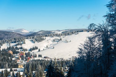 Karlı dağlar, Romanya seyahat.