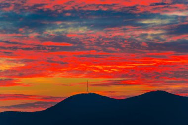 gökyüzü güzellik ve dağlar siluet ufuk üzerinde  