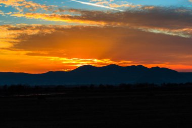 görkemli günbatımı gökyüzü ve dağlar siluet ufuk üzerinde  