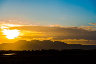 turuncu sakin gün batımı gökyüzü ve peyzaj hills 