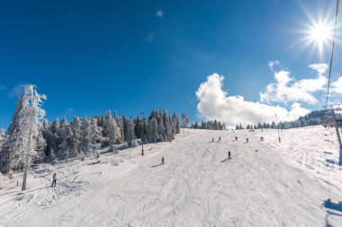 Romanya 'nın Clabucet kentinde kış kayak merkezi.