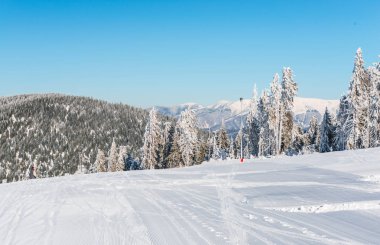 Kış dağlarda kayak merkezi 