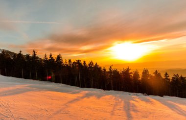 dağlar orman ağaçları ve günbatımı ile kış zamanında 