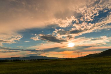güzel günbatımı gökyüzü bulutlu, kırsal alan manzara 