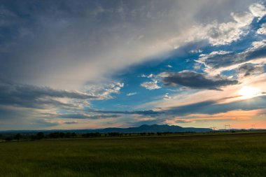güzel günbatımı gökyüzü bulutlu, kırsal alan manzara 