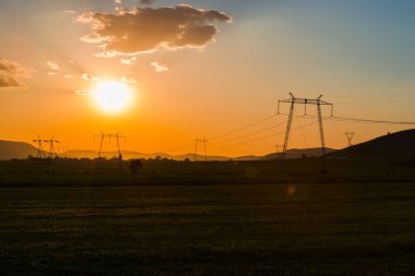 görkemli turuncu günbatımı gökyüzü ve tepeler iletim Polonyalılar ile