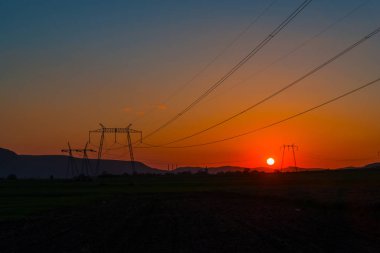 görkemli turuncu günbatımı gökyüzü ve tepeler iletim Polonyalılar ile