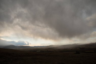 Bulutlu gökyüzü, doğal arka plan ile alacakaranlıkta Hills.