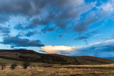 Bulutlu gökyüzü, doğal arka plan ile alacakaranlıkta Hills.