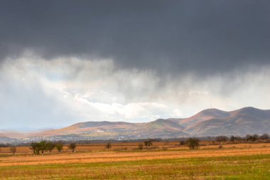 Bulutlu gökyüzü, doğal arka plan ile alacakaranlıkta Hills.