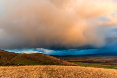 Bulutlu gökyüzü, doğal arka plan ile alacakaranlıkta Hills.