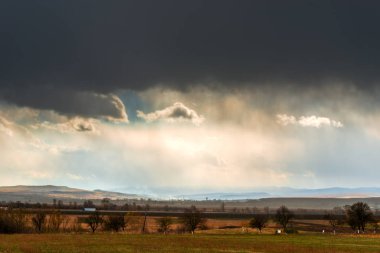 Bulutlu gökyüzü, doğal arka plan ile alacakaranlıkta Hills.