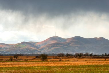 Bulutlu gökyüzü, doğal arka plan ile alacakaranlıkta Hills.