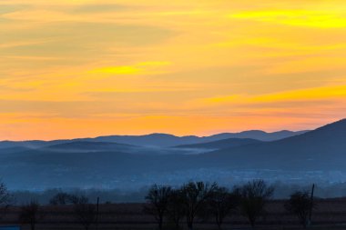 tepeler üzerinde turuncu günbatımı gökyüzü 