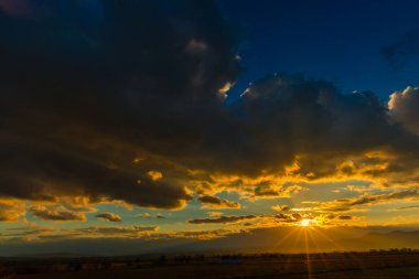 turuncu günbatımı gökyüzü tepeler üzerinde akşam 