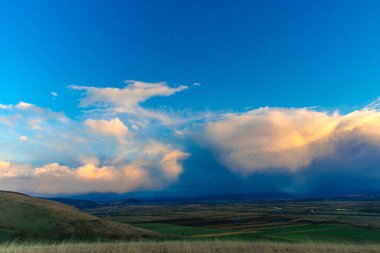 Bulutlu gökyüzü, doğal arka plan ile alacakaranlıkta Hills.