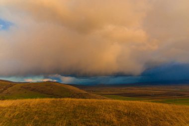 Bulutlu gökyüzü, doğal arka plan ile alacakaranlıkta Hills.