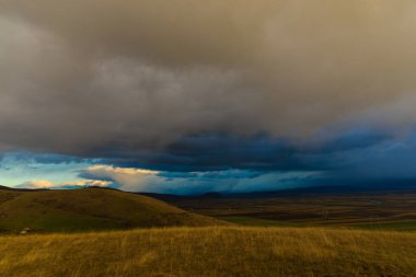 Bulutlu gökyüzü, doğal arka plan ile alacakaranlıkta Hills.