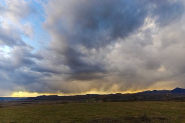 Bulutlu gökyüzü, doğal arka plan ile alacakaranlıkta Hills.
