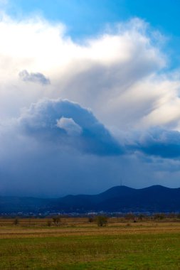 Bulutlu gökyüzü, doğal arka plan ile alacakaranlıkta Hills.