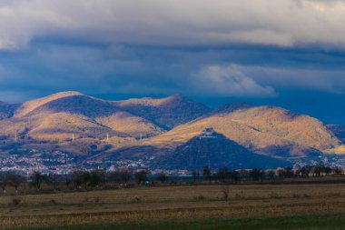 dağlar ve bulutlu gökyüzü ile doğal peyzaj 
