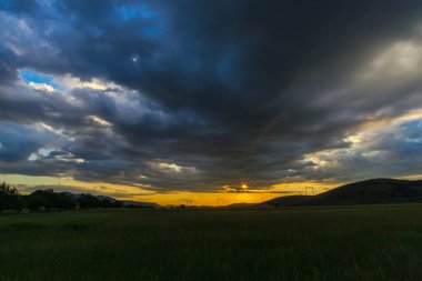 tepeler ve çayır alan yukarıda günbatımı gökyüzü akşam koyu mavi 