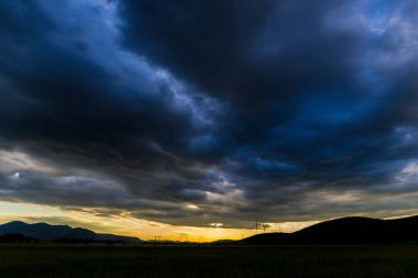 tepeler ve çayır alan yukarıda günbatımı gökyüzü akşam koyu mavi 