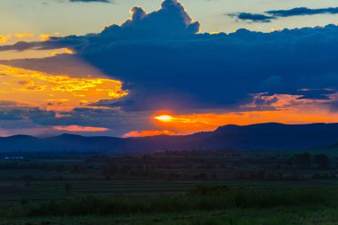 günbatımı gökyüzü ufukta bulutlar ve tepeler manzara ile 