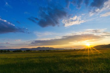 güzel günbatımı gökyüzü bulutlu, kırsal alan manzara 