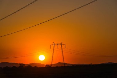görkemli günbatımı gökyüzü ve elektrik direkleri
