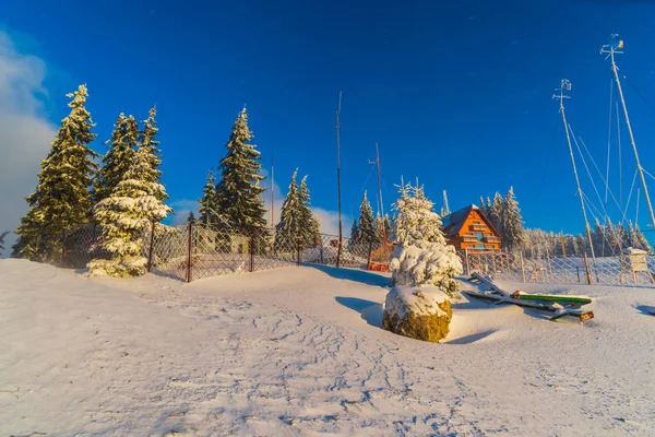 Hiver Neige Couvert Montagnes Paysage Avec Arbres Cabane Bois — Photo