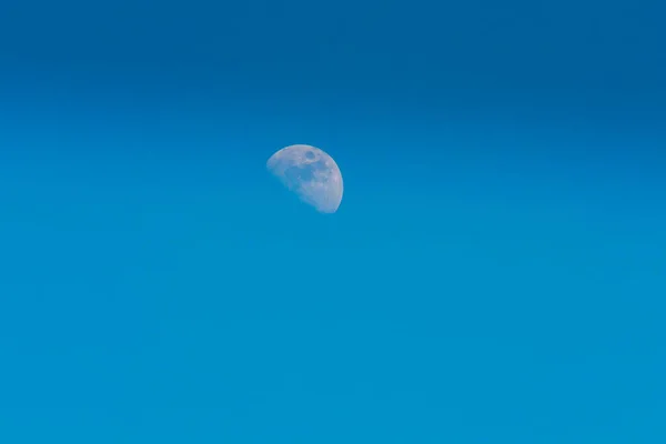 Céu Azul Com Lua Jovem — Fotografia de Stock