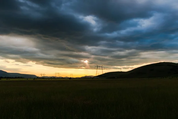 Poteaux Électriques Sur Terrain Avec Coucher Soleil Ciel Arrière Plan — Photo