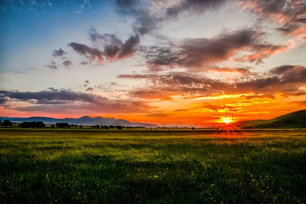 Cielo Hermoso Atardecer Con Nubes Paisaje Campo Campo — Foto de Stock