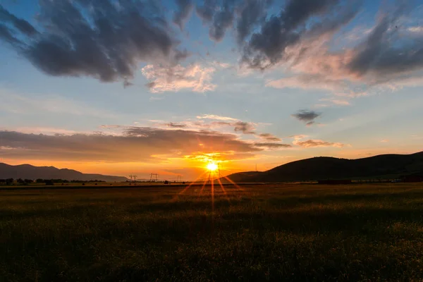 Schöner Sonnenuntergang Himmel Mit Wolken Landschaft Feldlandschaft — Stockfoto