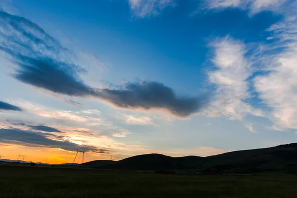 Niebieski Pomarańczowy Zachód Słońca Niebo Chmur Wzgórzami Krajobraz Horyzoncie — Zdjęcie stockowe